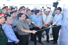 El premier de Vietnam inspecciona la construcción de la autopista Can Tho- Ca Mau. (Fotografía: Thanh Giang)