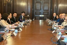 El viceministro de Relaciones Exteriores vietnamita Ha Kim Ngoc y sus similares de Argentina Marcia Rosa Levaggi y Gabriel Martínez copresiden la novena Consulta Política entre las dos Cancillerías. (Fotografía: VNA)