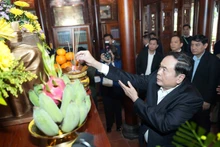 [Foto] Dirigente del Parlamento vietnamita homenajea a combatientes comunistas y familias con méritos revolucionarios