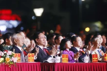 [Foto] Presidente de Vietnam asiste al acto de conmemoración del establecimiento de Quang Ninh