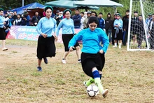 Fútbol femenino en distrito de Binh Lieu