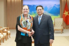 El primer ministro vietnamita, Pham Minh Chinh, y la cancillera salvadoreña, Alexandra Hill Tinoco. (Fotografía: VNA)