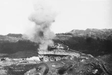 Para proteger el aeropuerto de Muong Thanh, las tropas francesas envían para el contraataque tanques de 18 toneladas de carga, pero estos son alcanzados por la artillería vietnamita y se incendian. (Foto: VNA)