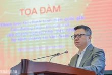 Le Quoc Minh, miembro del Comité Central del Partido Comunista y subjefe de su Comisión de Comunicación y Educación, presidente-editor de Nhan Dan y titular de la Asociación nacional de Periodistas, pronuncia el discurso inaugural del evento. (Fotografía: Nhan Dan)