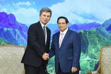 El primer ministro de Vietnam, Pham Minh Chinh, recibe al presidente de la Federación Internacional de Asociaciones de Transitarios (FIATA), Turgut Erkeskin. (Fotografía: Nhan Dan)