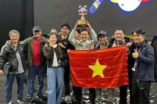 Tran Thanh Luc celebra su título mundial junto con fanáticos vietnamitas. (Fotografía: thethao.sggp.org.vn)