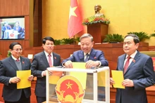 El secretario general del Partido Comunista de Vietnam, To Lam; el presidente del país, Luong Cuong; el primer ministro, Pham Minh Chinh, y el presidente de la Asamblea Nacional, Tran Thanh Man, echan sus votos. (Fotografía: Nhan Dan)