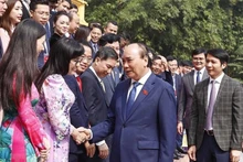 El presidente Nguyen Xuan Phuc saluda a los emprendedores. (Fotografía: VNA)