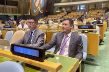 El embajador Dang Hoang Giang (derecha), jefe de la misión de Vietnam ante la ONU. (Fotografía: VOV)