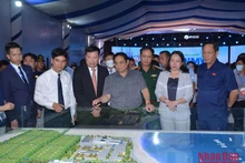 El primer ministro de Vietnam, Pham Minh Chinh, observa el diseño del Parque. (Fotografía: Nhan Dan)