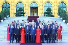 El presidente de Vietnam, Nguyen Xuan Phuc, y delegados al XI Congreso Nacional de la Cruz Roja. (Fotografía: Oficina Presidencial de Vietnam)