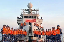 Una delegación de trabajo de la Armada Popular de Vietnam a bordo del Barco 20 de la Brigada 172 de la Región Naval 3. (Fotografía: qdnd.vn)
