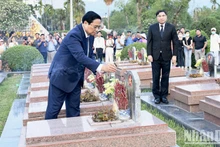 El primer ministro de Vietnam, Pham Minh Chinh, coloca inciensos en el Cementerio Nacional de los Mártires A1, en Dien Bien. (Fotografía: Nhan Dan)