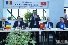 El primer ministro de Vietnam, Pham Minh Chinh, en una reunión de trabajo con líderes del distrito rumano de Prahova y de la Cámara de Industria y Comercio local. (Fotografía: Nhan Dan)