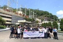 Estudiantes australianos visitan la empresa hidroeléctrica de Hoa Binh. (Fotografía: VNA)