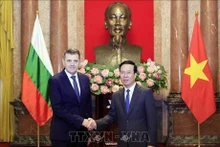 El presidente de Vietnam, Vo Van Thuong, y Pavlin Todorov, embajador de Bulgaria en Vietnam. (Fotografía: VNA)