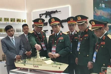 La delegación del Ministerio de Defensa de Vietnam visita un stand en el foro. (Fotografía: Nhan Dan)