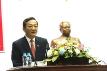El embajador de Vietnam en Laos, Nguyen Minh Tam, interviene en la cita. (Fotografía: VNA)