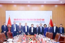 Los delegados del Partido Comunista de Vietnam y del Partido Comunista Francés. (Fotografía: VNA)