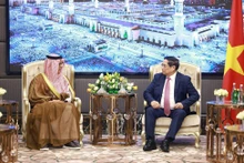 El primer ministro de Vietnam, Pham Minh Chinh, y Abdulla Mohammed Al Zamil, presidente del grupo Zamil. (Fotografía: VNA)