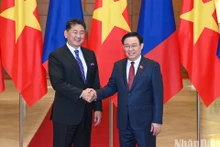 El titular de la Asamblea Nacional de Vietnam, Vuong Dinh Hue (derecha), y el presidente de Mongolia, Ukhnaagiin Khurelsukh. (Fotografía: Nhan Dan)
