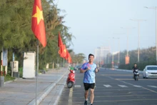 Circuito de carrera Tien Phong 2024 engalanado con la bandera nacional