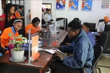 Clientes mozambiqueños se registran para servicios de telecomunicaciones en la sucursal de Movitel en la provincia de Matola. (Fotografía: VNA)