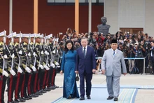 El presidente indonesio y presidente del Partido Movimiento Gran Indonesia (Gerindra), Prabowo Subianto, se despide del secretario general del Partido Comunista de Vietnam, To Lam, y de su esposa en el aeropuerto militar de Halim Perdanakusuma, en Yakarta. (Fotografía: VNA)