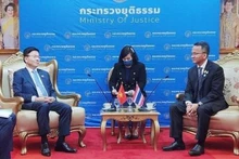 El ministro de Justicia vietnamita, Le Thanh Long, y su homólogo tailandés, Somsak Thepsuthin. (Fotografía: VNA)