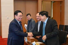 [Foto] Presidente del Parlamento vietnamita se reúne con agencias de prensa