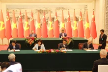 Vietnam y China firman 14 documentos de cooperación (parte 1)