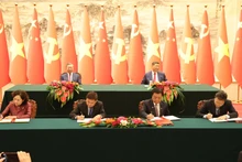 [Foto] Máximos dirigentes de Vietnam y China presencian firma de documentos de cooperación