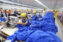 Una línea de producción en la compañía Hana Kovi Inc en la provincia de Bac Giang, con inversiones surcoreanas. (Fotografía: VNA)