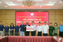 En la ceremonia de entrega de la donación de Wilmar CLV a Quang Ninh. (Fotografía: baoquangninh.vn)