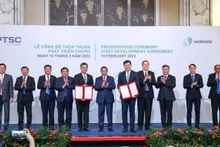 Firma de acuerdo de cooperación entre el PTSC y la empresa Sembcorp Utilities Pte Ltd. (Fotografía: VNA)