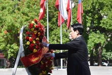 [Foto] Presidente vietnamita deposita flores en Monumento al héroe chileno Bernardo O’Higgins