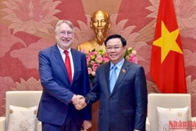 El presidente de la Asamblea Nacional de Vietnam, Vuong Dinh Hue, y el titular de la Comisión de Comercio Internacional del Parlamento Europeo, Bernd Lange. (Fotografía: Nhan Dan)