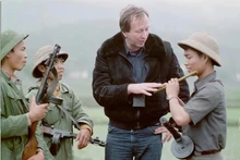 El fotógrafo Thomas Billhardt y soldados vietnamitas. (Fotografía: Cortesía de Thomas Billhardt)