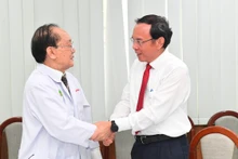 El secretario del Comité partidista en Ciudad Ho Chi Minh, Nguyen Van Nen, se reúne con el médico Tran Dong A. (Fotografía: sggp.org.vn)