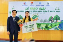 Nguyen Duc Toan, jefe del Departamento del Mar y las Islas de Vietnam, entrega el primer premio. (Fotografía: kinhtedothi.vn)