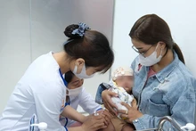 Vacunación a un bebé en Vietnam. (Fotografía: VNA)