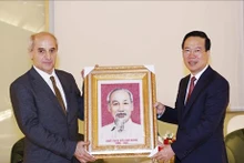 El presidente de Vietnam, Vo Van Thuong (derecha), obsequia un retrato del Presidente Ho Chi Minh al secretario general del Partido Comunista Italiano, Mauro Alboresi. (Fotografía: VNA)