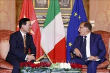 Durante la visita de Estado a Italia, en la tarde del 26 de julio de 2023 (hora local), en Roma, el presidente Vo Van Thuong se reúne con el presidente del Senado italiano, Ignazio La Russa. (Fotografía: VNA)