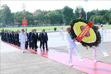 Dirigentes y exdirigentes del Partido Comunista, el Estado, el Gobierno, la Asamblea Nacional y el Frente de la Patria de Vietnam rindieron homenaje al Presidente Ho Chi Minh en su mausoleo. (Fotografía: VNA)