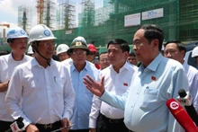 El presidente de la Asamblea Nacional de Vietnam, Tran Thanh Man, revisa las tareas de construcción del Aeropuerto Internacional de Long Thanh. (Fotografía: Nhan Dan)