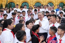 [Foto] Presidente de Vietnam se reúne con jóvenes destacados cuyos padres sirven en la policía