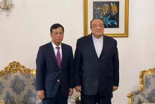 El embajador de Vietnam en Irán, Luong Quoc Huy, y el viceministro anfitrión Mahdi Safari. (Fotografía: baoquocte.vn)