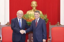 El miembro del Buró Político y del Secretariado del Comité Central (CC) del Partido Comunista de Vietnam y jefe de la Comisión de Organización del CC, Le Minh Hung, recibe a Takebe Tsutomu, asesor especial de la Alianza Parlamentaria de Amistad Japón-Vietnam. (Fotografía: VNA)