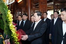 El presidente de la Asamblea Nacional de Vietnam, Tran Thanh Man, rinde homenaje al expresidente del país, General Le Duc Anh, y al General Nguyen Chi Thanh. (Fotografía: Nhan Dan)