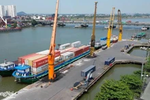 Transporte de mercancías de importación y exportación en el puerto de Dong Nai. (Fotografía: baodongnai.com.vn)